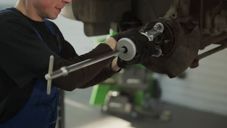 equipo de mecánicos reparando la suspensión del coche