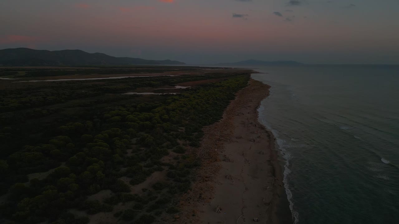 Tramonto serale panoramico nel Parco Nazionale della Maremma in Toscana, Italia