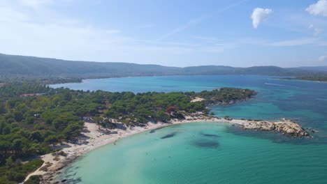 rückwärts bewegter clip über einem exotischen strand in vourvourou, haklidikin im norden griechenlands an einem klaren sommertag