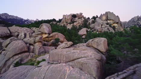 Picos-Montañosos-Y-Bosques-Contra-El-Cielo-Del-Atardecer.