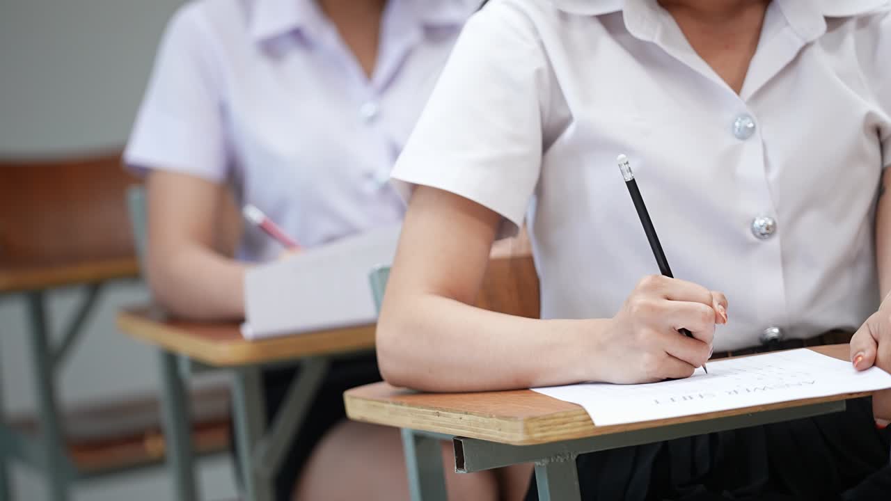 학생들은 대학에서 교실에서 시험을 치릅니다.