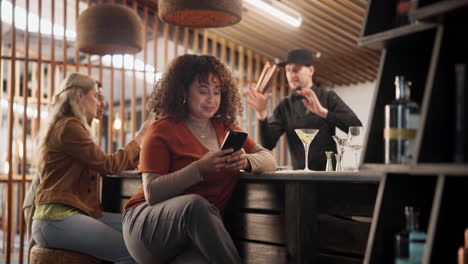 mujer usando el teléfono en un bar