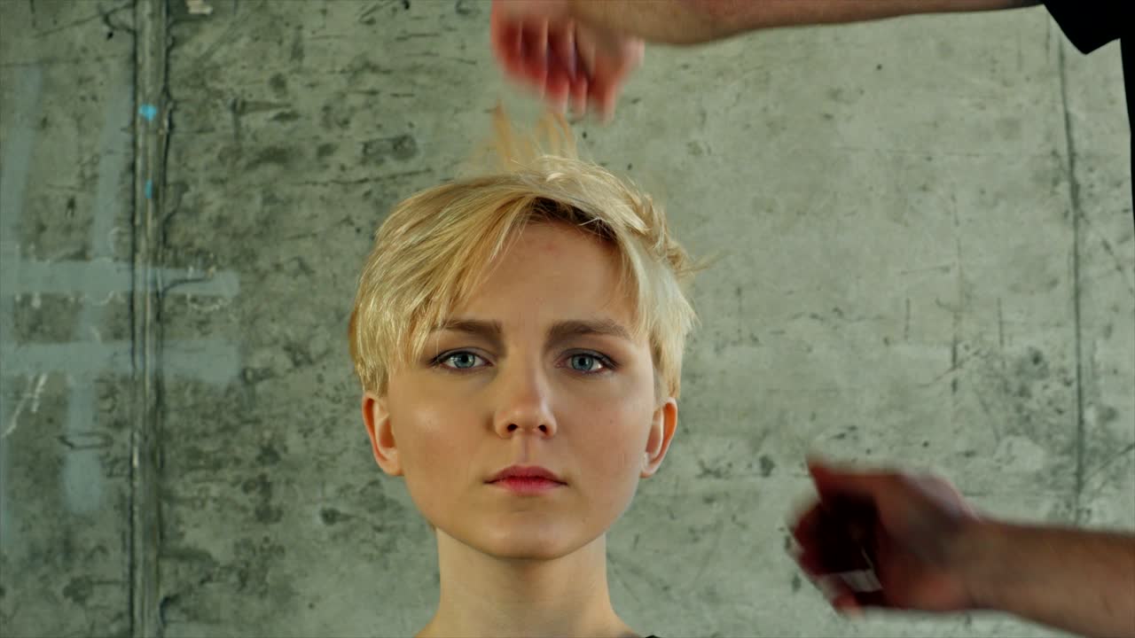 primer plano de una mujer joven recibiendo un nuevo peinado por un peluquero