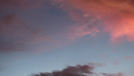 los colores del atardecer y el amanecer se reflejan en las nubes hinchadas
