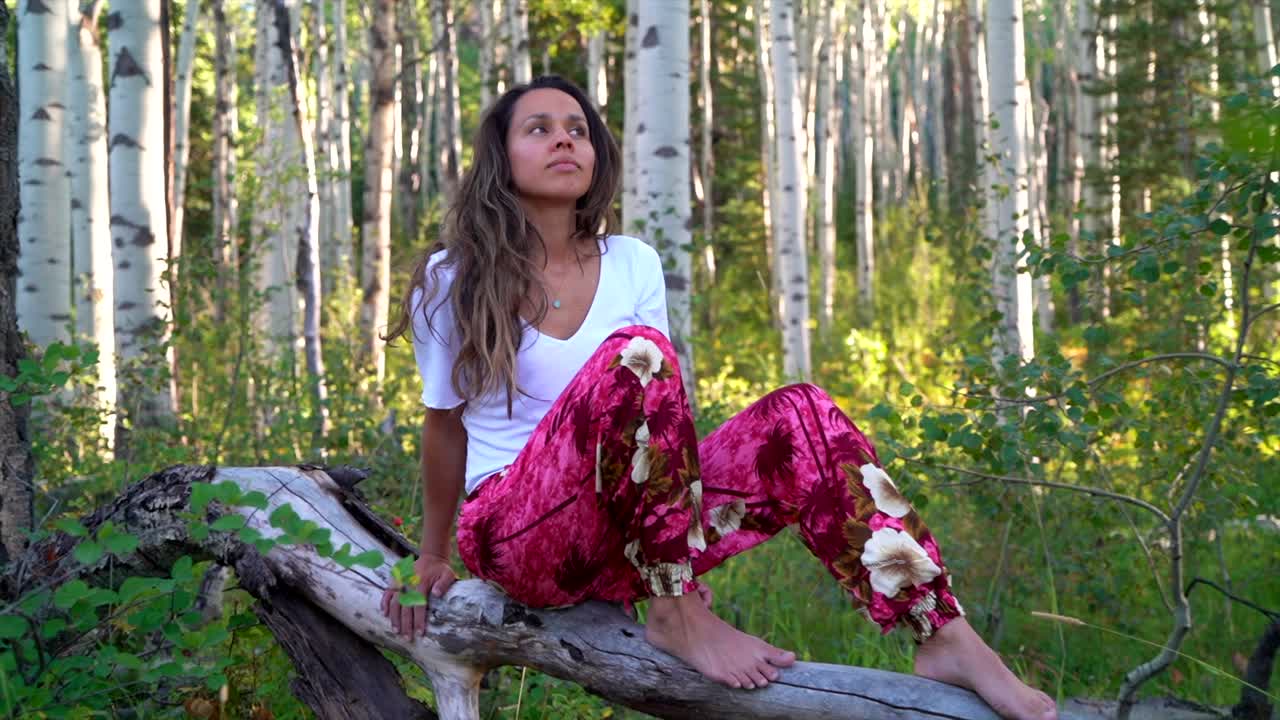 mujeres cinematográficas modelo actriz traje lindo cabello marrón oscuro sentado maravilla en árboles de áspero denver barco de vapor fresas aguas termales montañas rocosas parque nacional de colorado verano hora de oro cierre