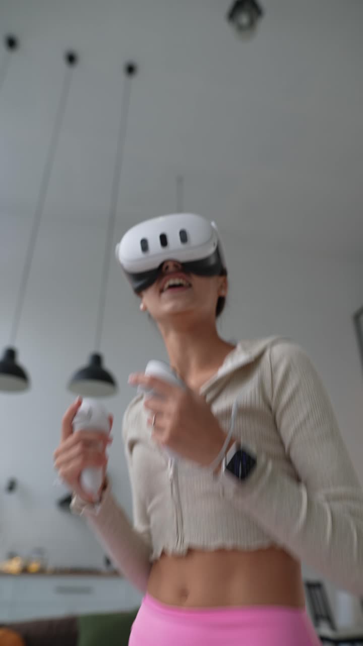 Donna che gioca a giochi VR a casa