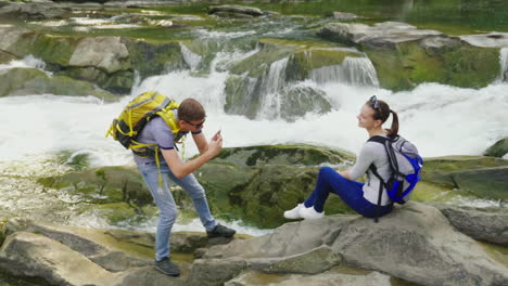 uma bela cachoeira na água das montanhas fluindo sobre as rochas