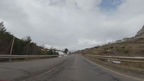 camino de montaña en invierno
