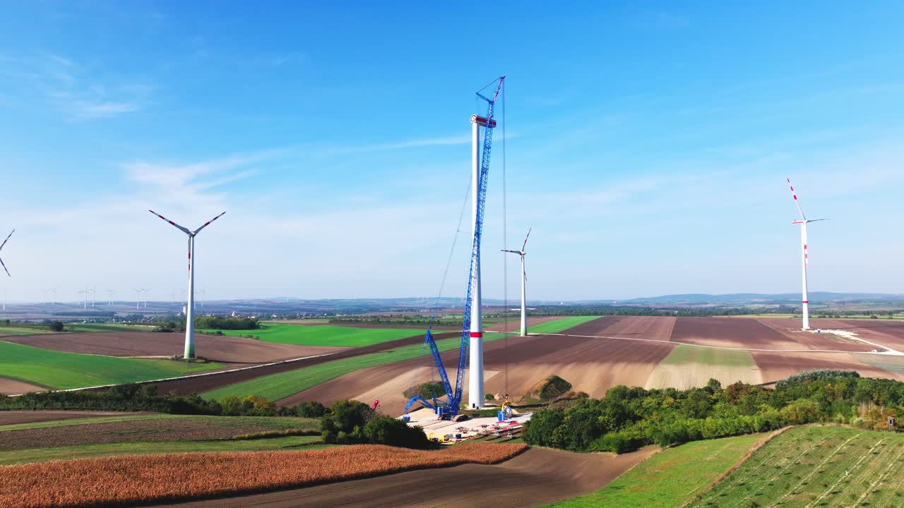 большая ветряная мельница, генерирующая энергию, в стадии строительства - воздушный снимок дрона