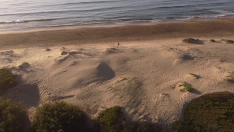 Hombre-Practicando-Actividad-Física-En-Playa-Desierta,-Punta-Del-Este-En-Uruguay