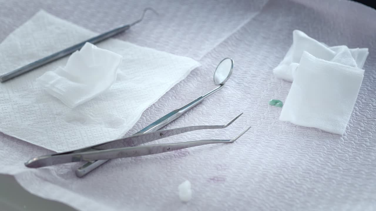 manos de un dentista con guantes médicos trabajando con implantes dentales y coronas en un consultorio médico