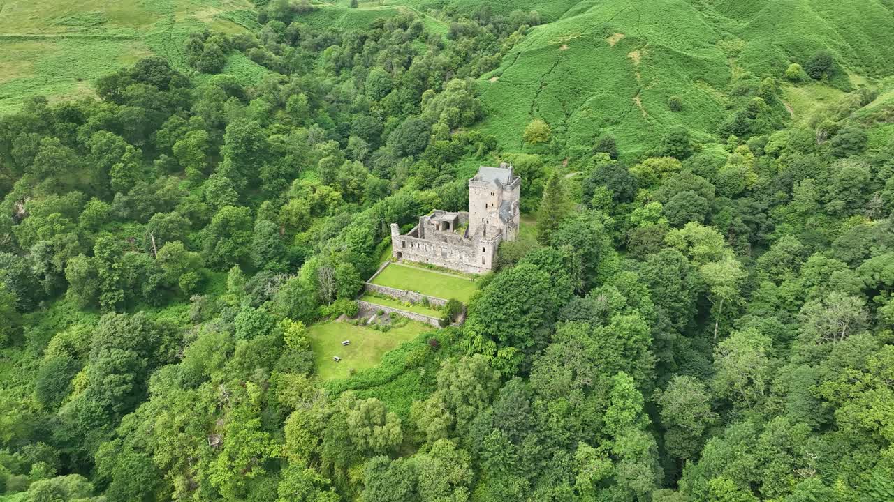 Video aereo con drone di Castle Campbell, vicino a Dollar in Scozia.