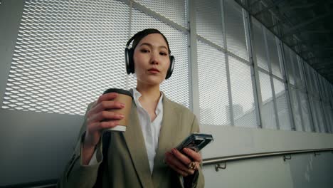 커피와 전화로 출퇴근하는 사업가