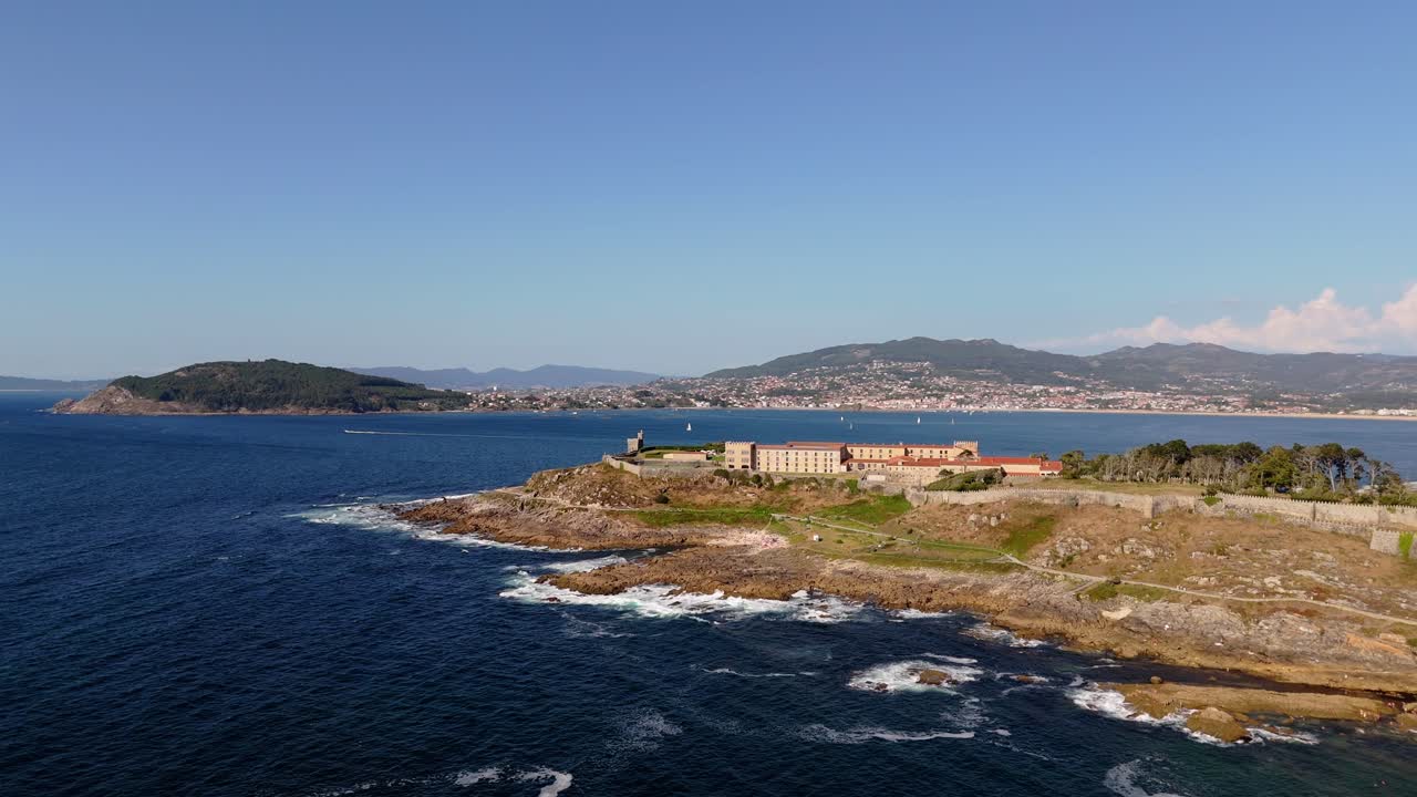 aérea - castillo de montreal en una costa rocosa en baiona, españa, con vistas al atlántico