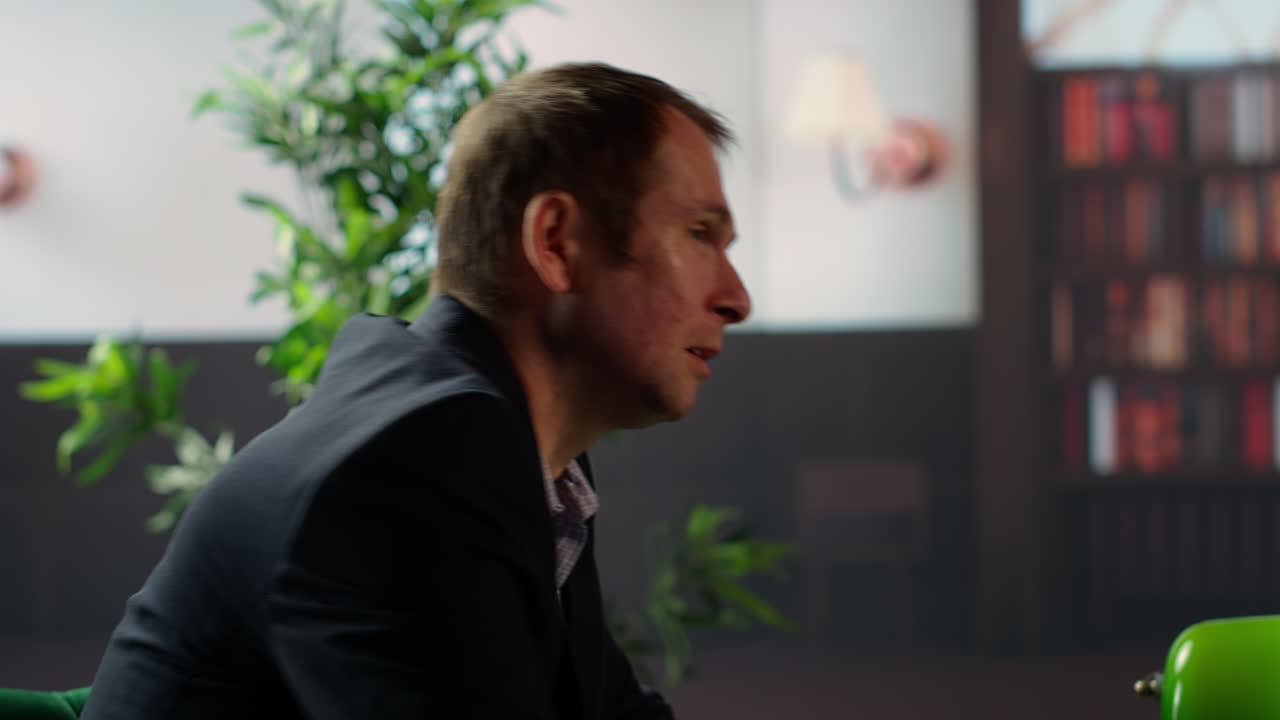 multimillonarios de clase alta bebiendo copas de whisky en el club social de clase