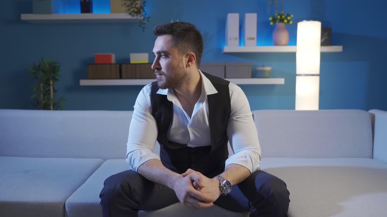 Jovem elegante e intelectual sofrendo de solidão, desamparado e triste em casa.