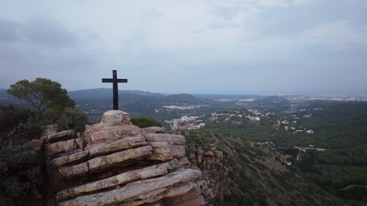 en la cima de una montaña