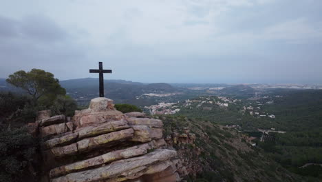 en la cima de una montaña