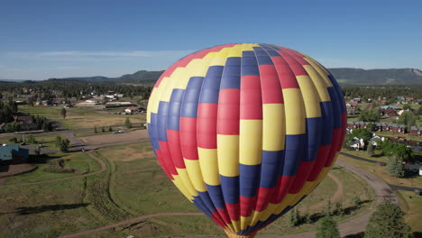 vista aérea del globo aerostático volando sobre el paisaje verde, pagosa springs colorado usa, tiro de drone