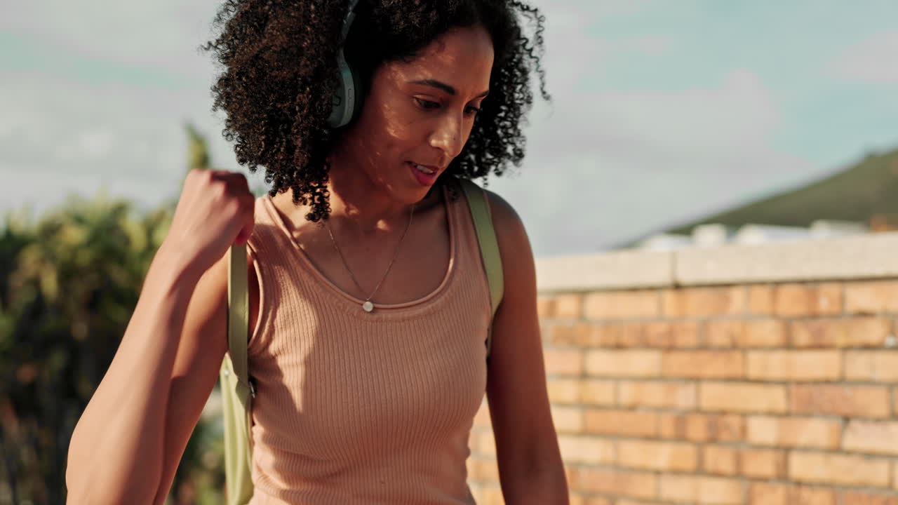 mujer caminando por la ciudad
