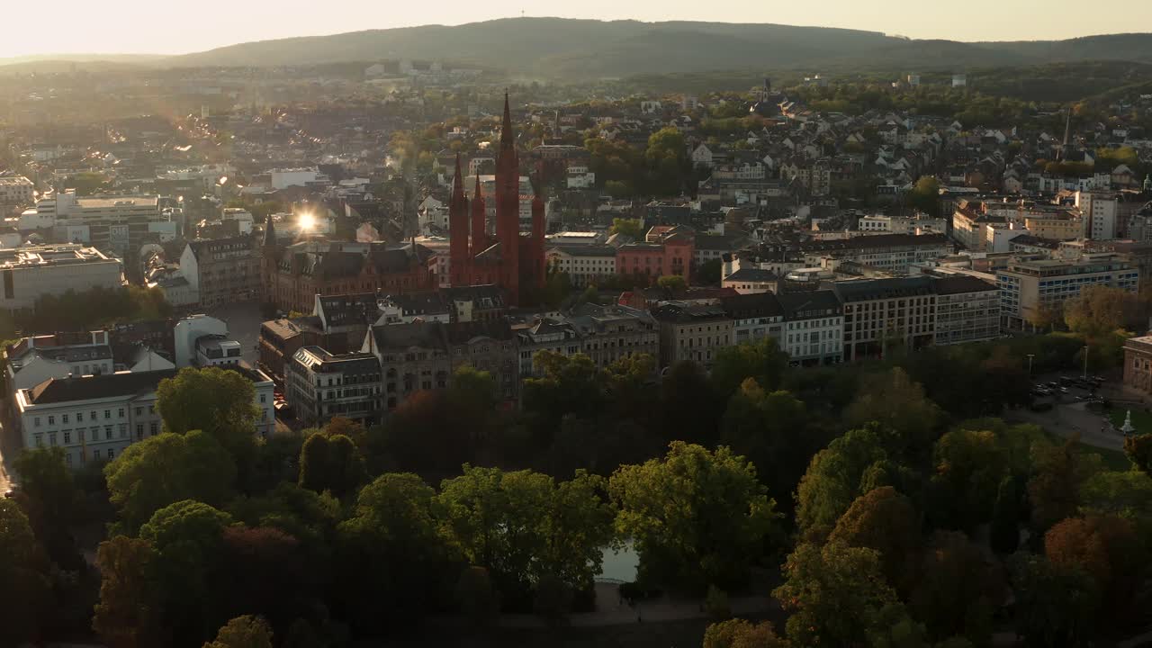 central park y marktkirche en wiesbaden con un próximo movimiento