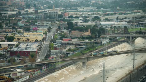 tren cruzando el río la durante el día
