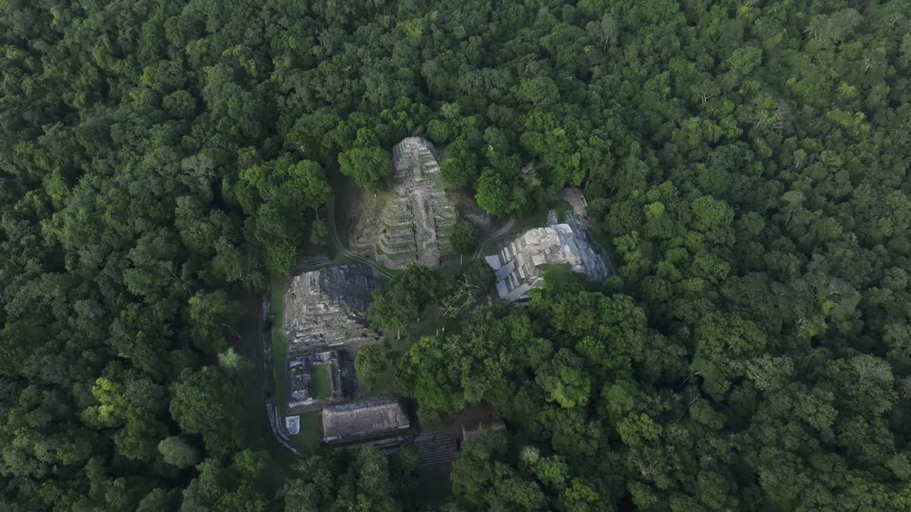 fotografía amplia de las ruinas mayas de yaxha al norte de la acrópolis en guatemala, aérea