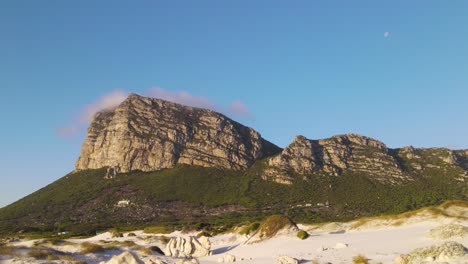 Nubes-Brumosas-Formándose-En-La-Cima-De-Una-Montaña-Rocosa-Cerca-De-Pringle-Bay,-Sudáfrica