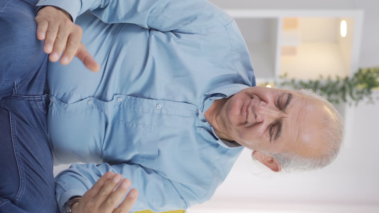 el video vertical del viejo sintiéndose incompetente se enoja.