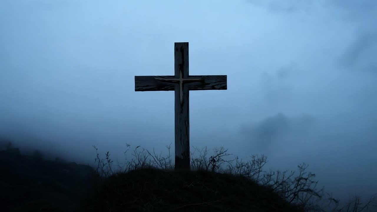 안개 속 의 언덕 꼭대기 에 있는 나무 십자가