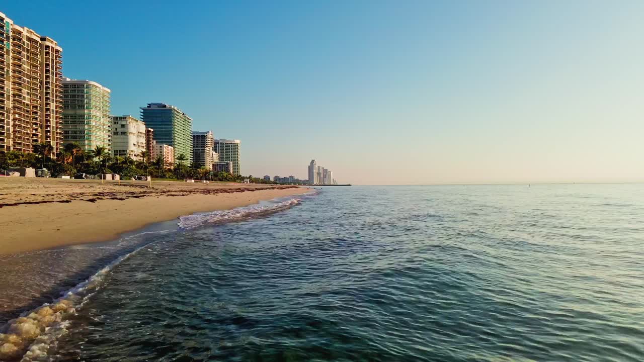 Vista drone della spiaggia nell'area turistica
