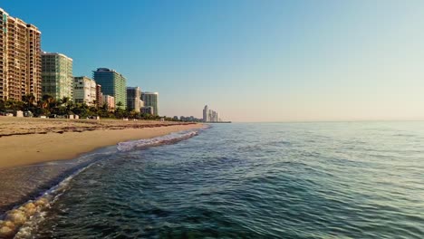 vista de drones de la playa en el área turística