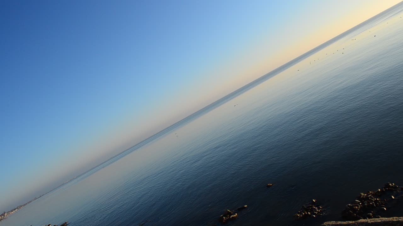 Paisagem marítima. Céu azul e mar