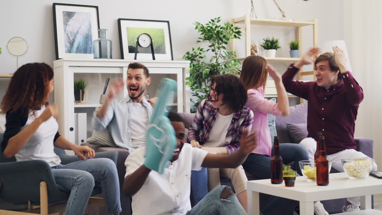 친구 들 이 스포츠 행사 를 축하 하고 있다