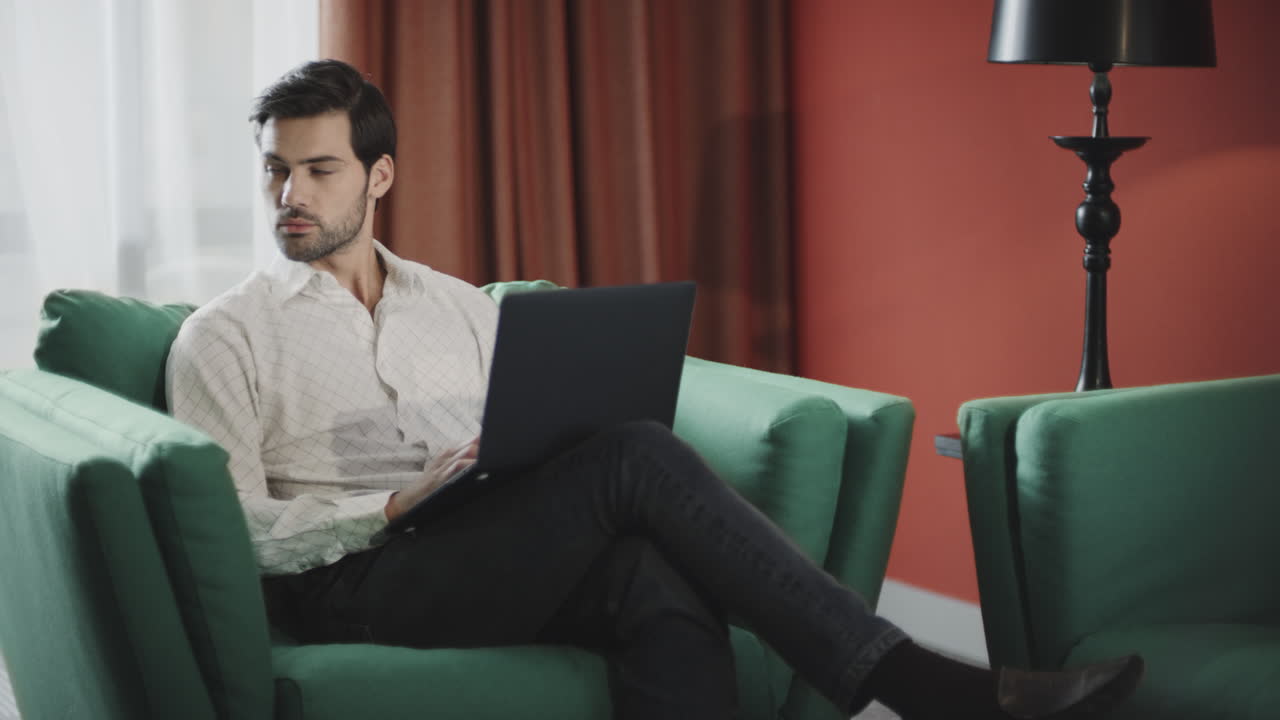 empresario enfocado trabajando con una computadora portátil. trabajador remoto sentado con una computadora portátil