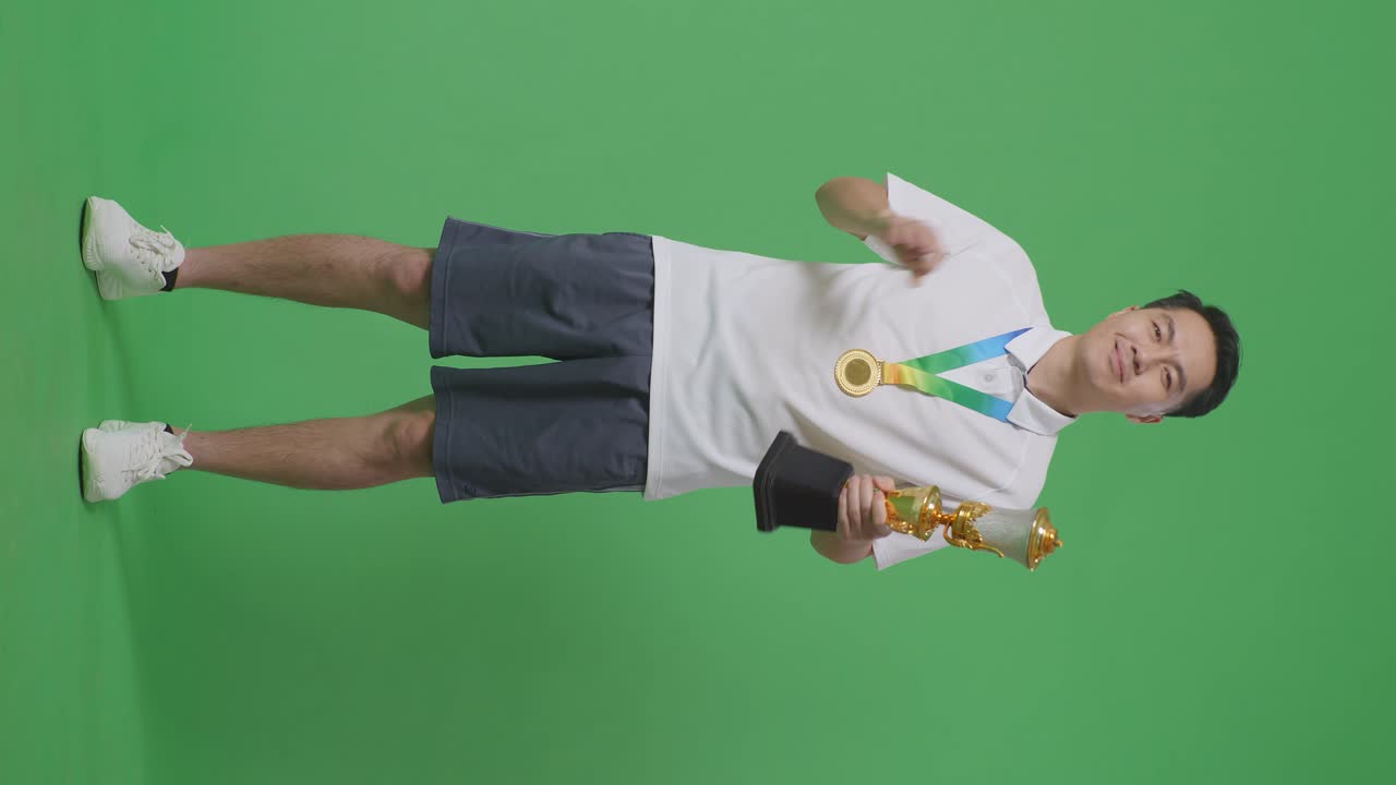 트로피 와 메달 을 가지고 승리를 축하 하는 사람