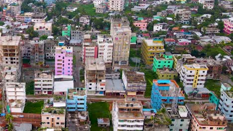 Aerial-of-multicolour-building-neighbourhood-in-Dhaka,-Bangladesh