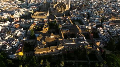 Königlicher-Alcázar-Von-Sevilla-In-Sevilla,-Spanien-Während-Des-Sonnigen-Sonnenaufgangs