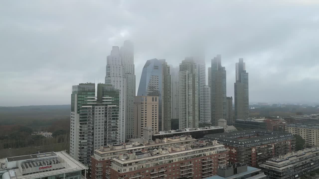 푸에르토 마데로 구름 아래의 고층 건물과 럭셔리 호텔, 아르헨티나 부에노스 아이레스