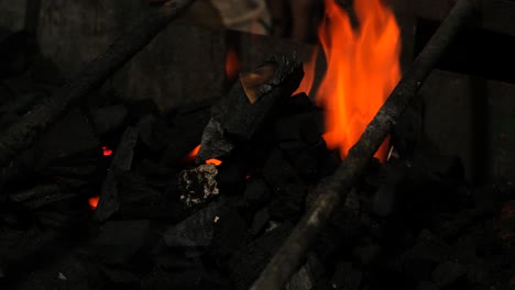 Nahaufnahme-Von-Flammen,-Die-Während-Der-Nacht-Holzkohle-An-Einem-Grill-Verbrennen