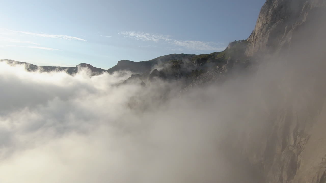 안개가 가득한 산꼭대기