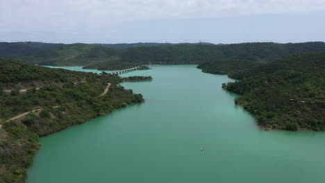 Luftaufnahme-In-Mittlerer-Höhe-Am-Saint-Cassien-Lake,-Bewölkter-Tag