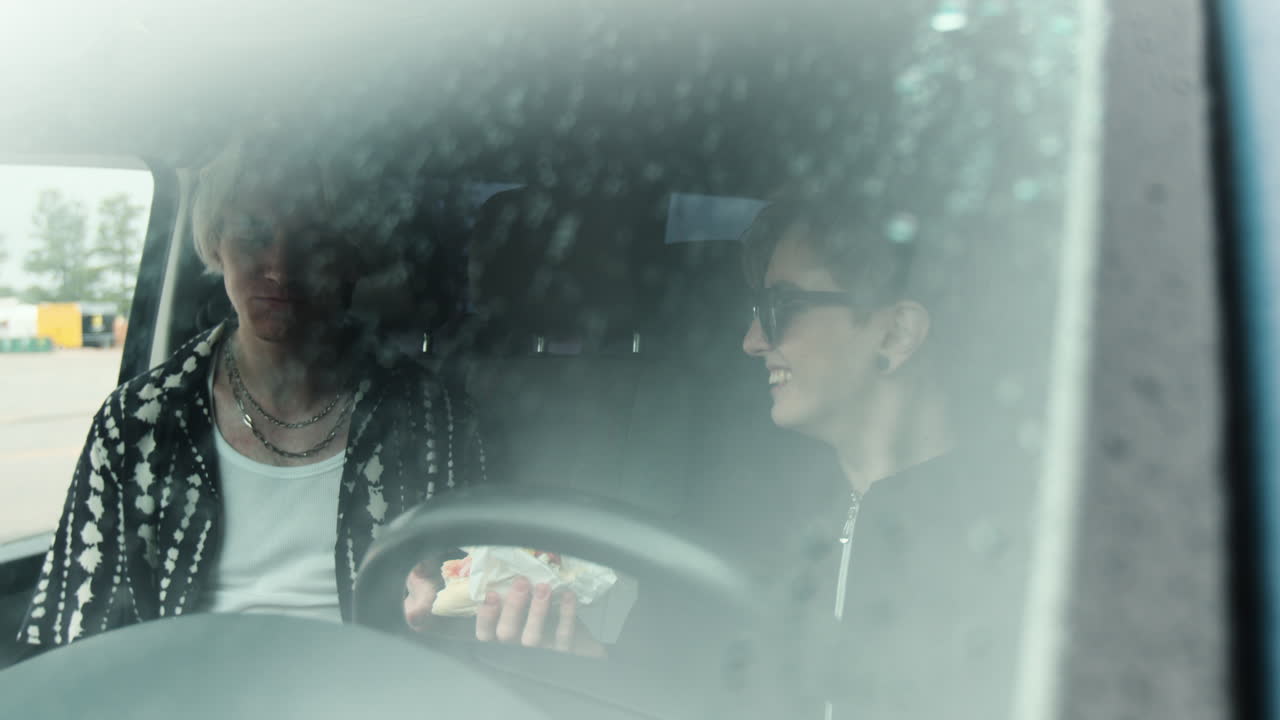 록 밴드 멤버 들 이 차량 에서 식사를 즐기고 있다