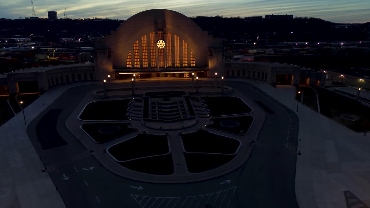 union terminal, cincinnati, al anochecer, estación de trenes y museo de drones aéreos