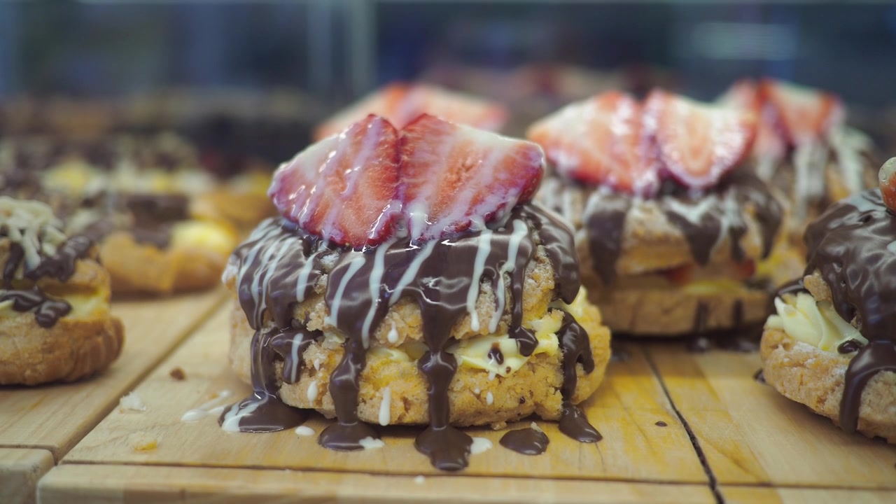 Bignè freschi con glassa al cioccolato e fragole a fette