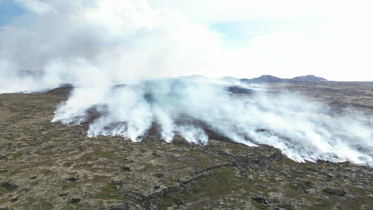 campo de erupción cerca de grindavik, musgo islandés quemado por una fuga de lava volcánica