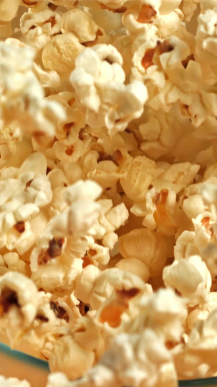 Popcorn appena scoppiati che riempiono una ciotola di vetro