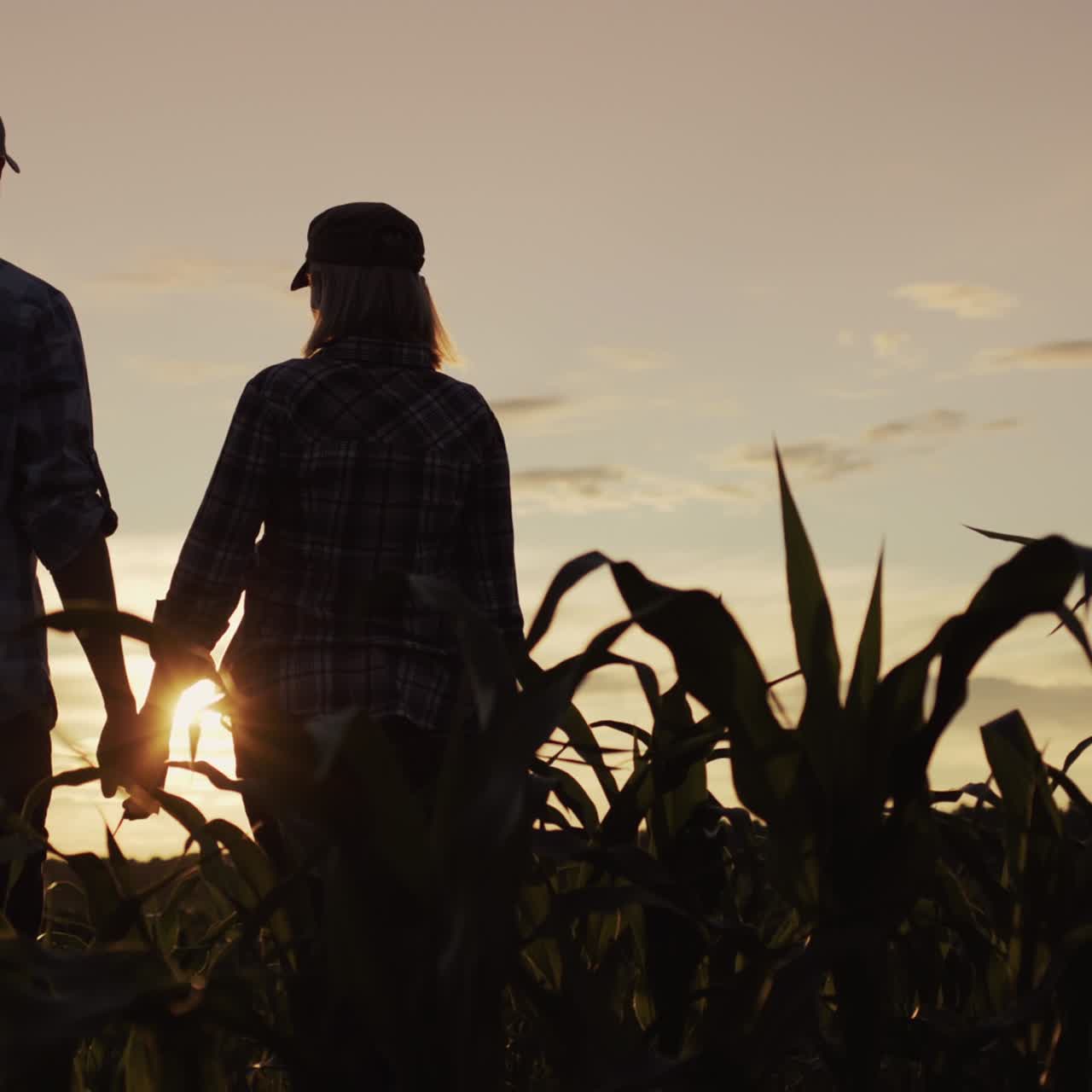 una pareja joven se da la mano