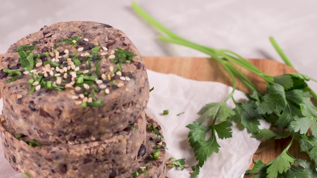 hamburguesa vegetal cruda con frijoles negros