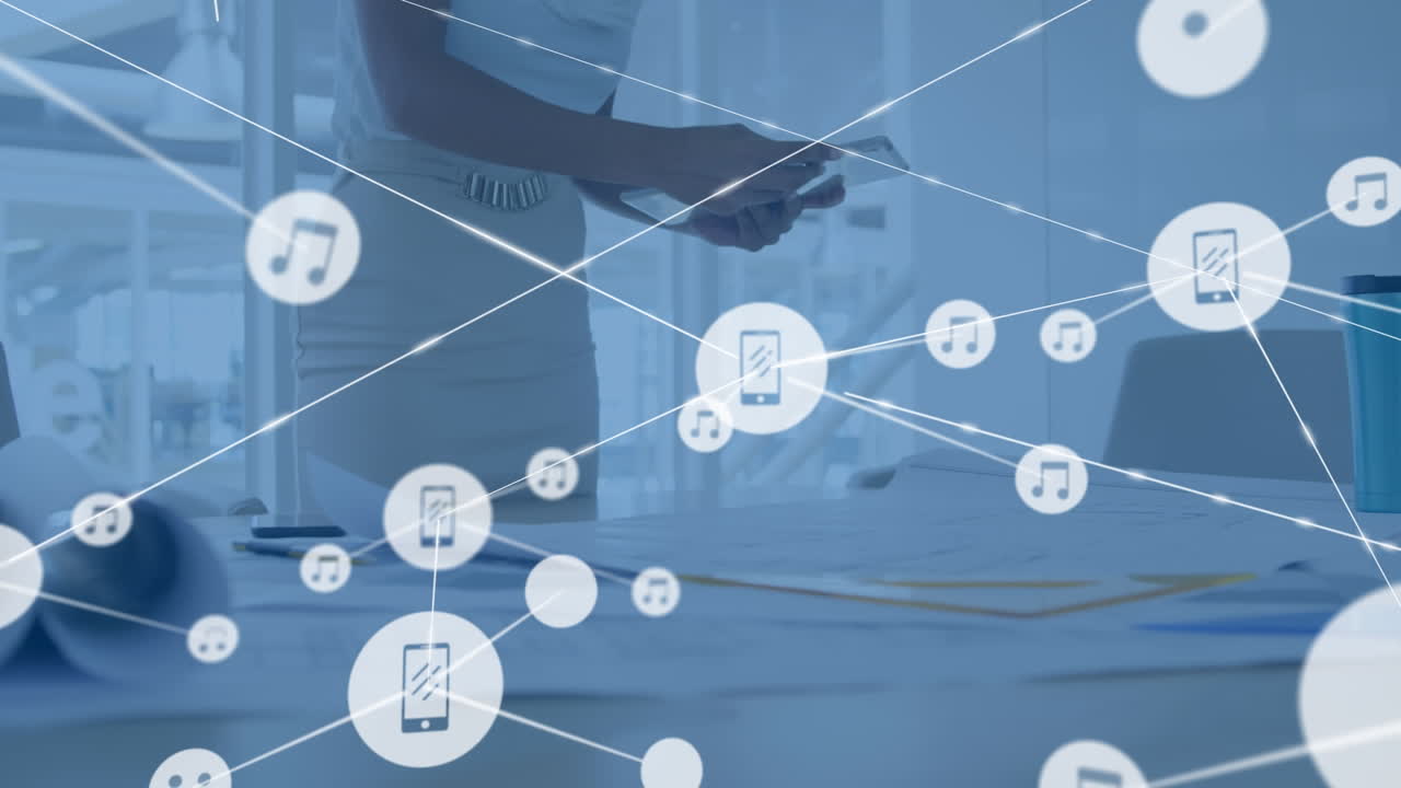 animación de una red de iconos digitales contra la sección media de una mujer trabajando en un plan en la oficina